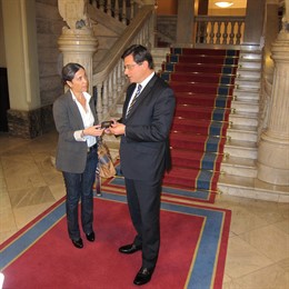 La Consejera De Hacienda Entrega El Proyecto De Presupuestos En La Junta