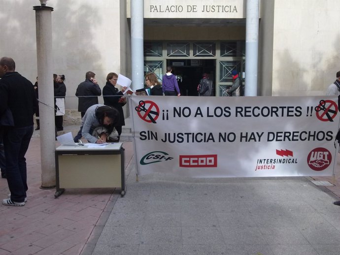 Sindicatos recogen firmas contra la Ley de Tasas en los juzgados de Alicante