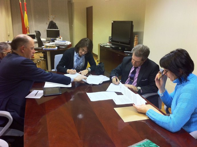 Marta Vera, Juan Carlos Sánchez de La Nava y Reyes Medrano firman el acuerdo 
