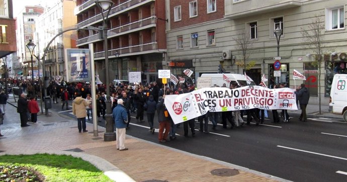 Manifestación de trabajadores de Auvasa a su paso por Plaza Madrid
