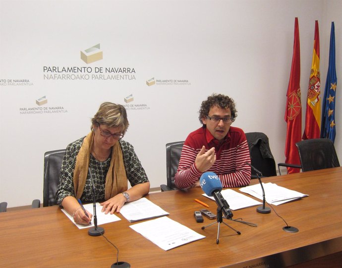 Los parlamentarios de I-E Marisa de Simón y Txema Mauelón.