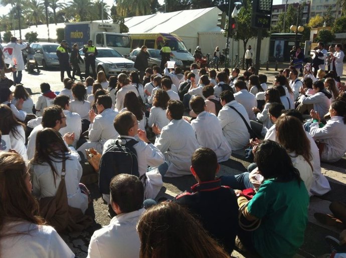 Una sentada de los sanitarios residentes andaluces durante su huelga indefinida