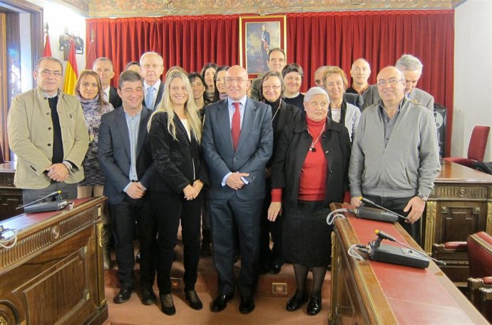 Carnero junto a los portavoces de los grupos y representantes de las ONG