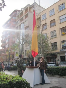 La Subdelegada Del Gobierno En Cáceres Izando La Bandera