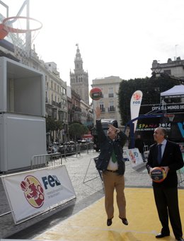 El alcalde sevillano, Juan Ignacio Zoido, y el presidente de FEB, José Luis Sáez