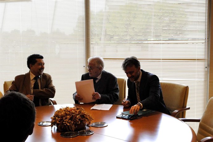 El delegado de la Junta en Huelva, José Fiscal, con el decano de abogados.