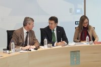 Feijóo no tiene comunicación "oficial" del cierre de paradores en Galicia y dice que el de Muxía "continúa"