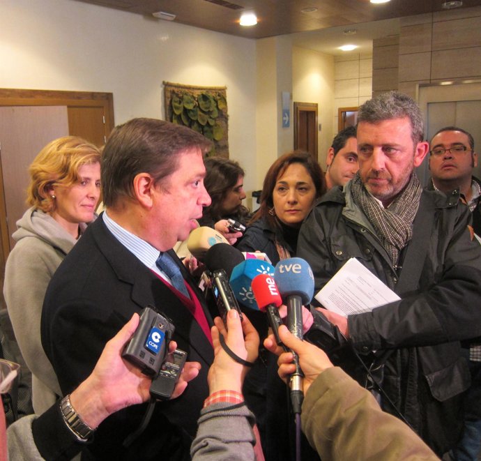 El consejero Luis Planas atiende a los medios de comunicación.