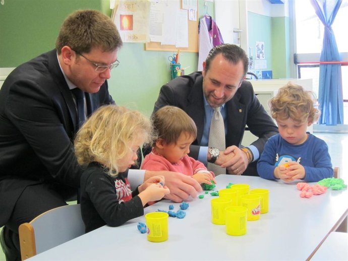 Martí Sansaloni y José Ramón Bauzá con niños en una guardería
