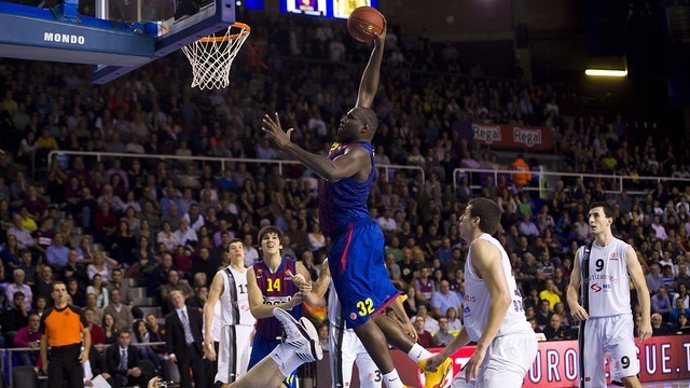 Nathan Jawai en el Barcelona Regal - Partizan Belgrado de Euroliga