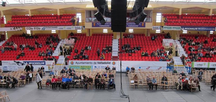 Aspecto que presentaba el polideportivo Huerta del Rey en la asamblea de Acor