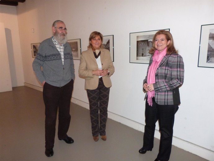 Carmen Pobo,  junto a Pérez y la teniente de alcalde Carmen Muñoz 