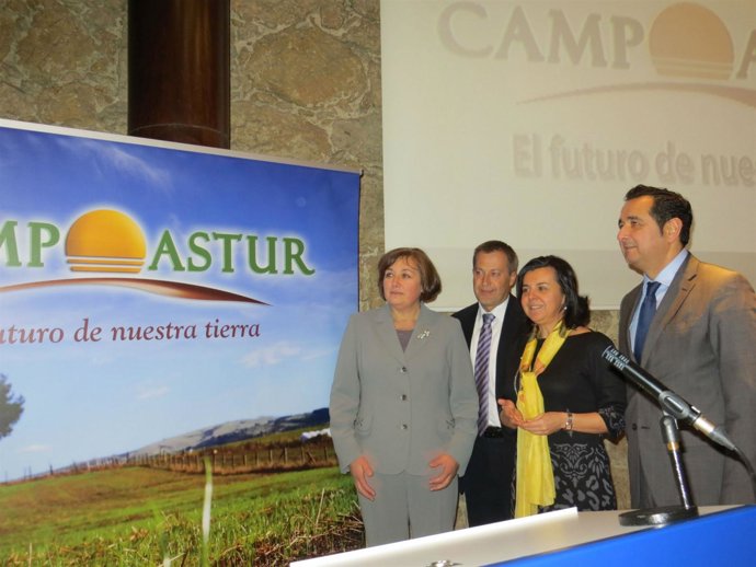 La consejera, segunda por la derecha, en el acto de Campoastur.