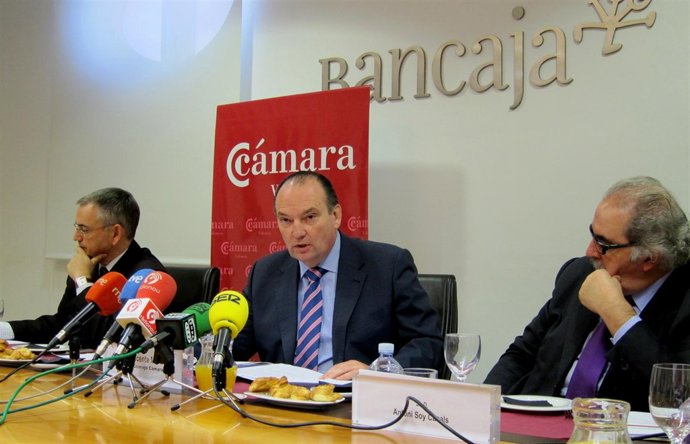 Morata interviene acompañado de los profesores Boira y Soy.