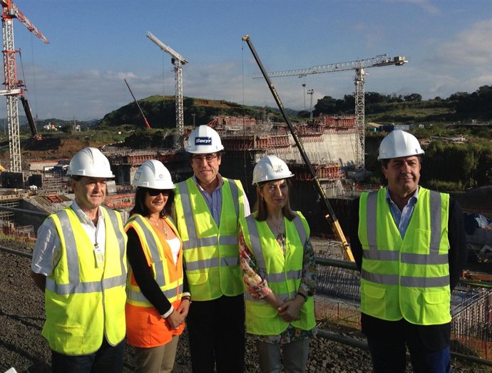 La ministra de Fomento, Ana Pastor, visita las obras del canal de panamá