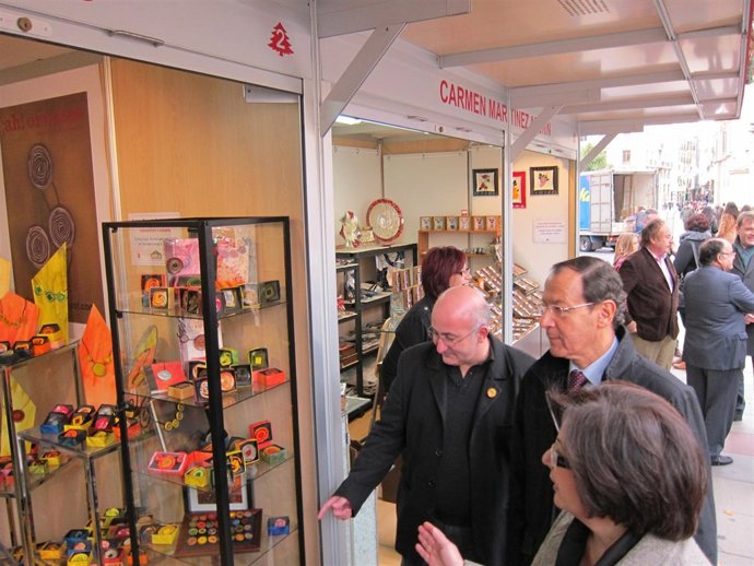 Cámara y Alarcón visitan las casetas de la Feria de Artesanía