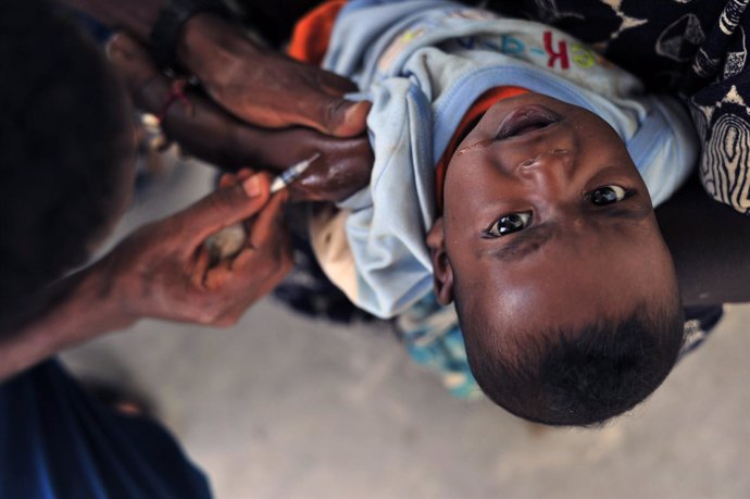 Un niño africano es vacunado