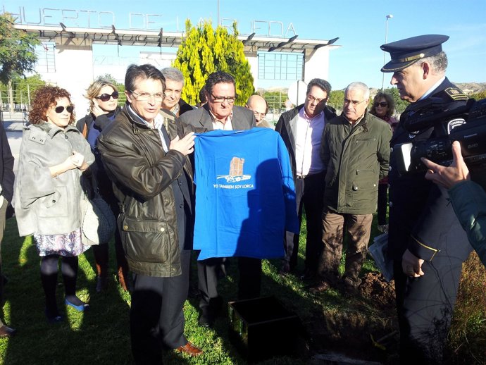 El alcalde de Lorca pone la primera piedra del Monumento al Voluntario Anónimo