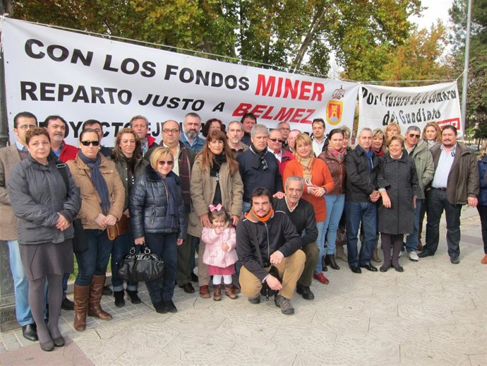 Los alcaldes y cargos del PSOE con los acampados