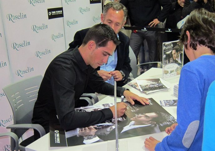 Alberto Contador firma autógrafos a los aficionados en un acto en Leganés