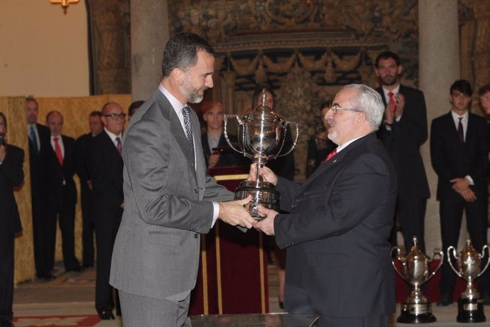 El Príncipe Felipe entrega el trofeo al presidente de la UCAM, José Luis Mendoza
