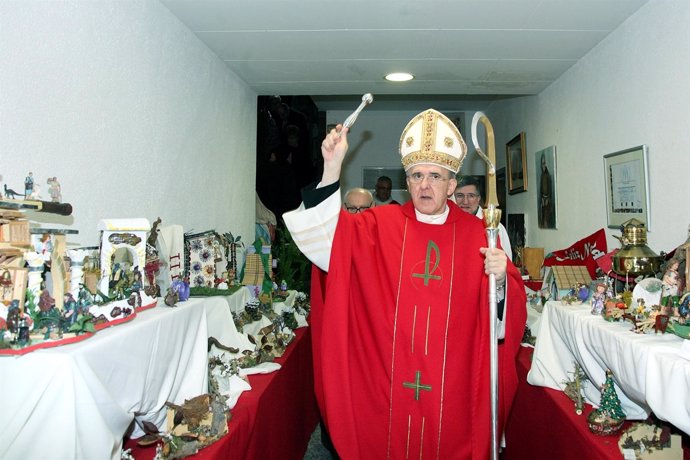 El arzobispo durante la bendición de belenes