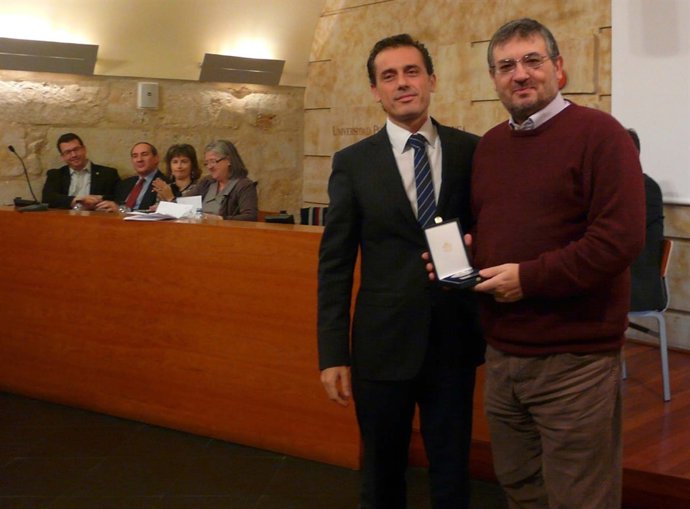 Entrega de la medalla de la UNE a Antoni Furió