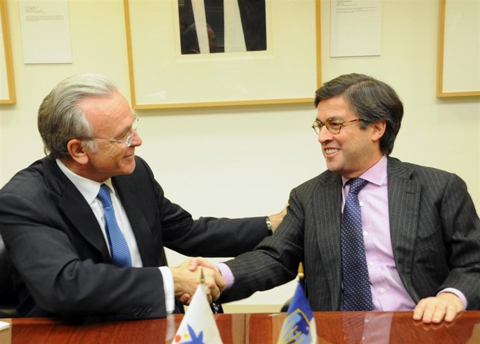 Isidre Fainé y Luis Alberto Moreno firman un acuerdo de colaboración