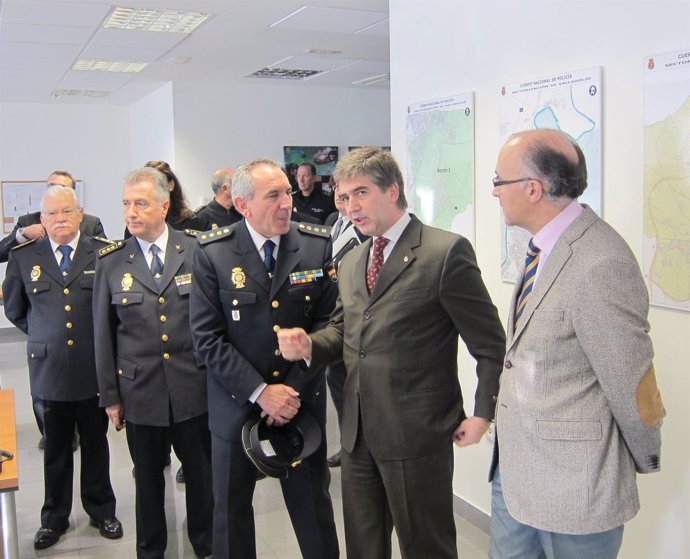 Cosidó visita la Comisaría de Las Delicias en Valladolid