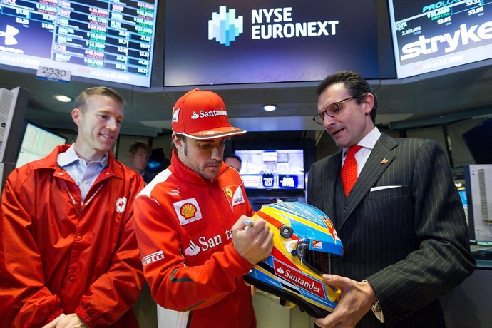 Fernando Alonso firma su casco para subastarlo para los afectados de Sandy