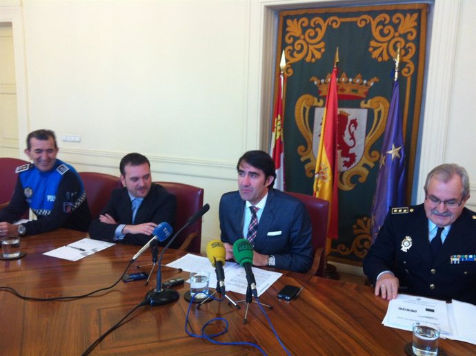 El subdelegado del Gobierno en León presenta el Plan Comercio Seguro