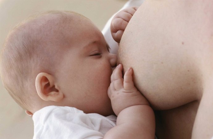 Imagen de una madre dando de mamar a su hijo