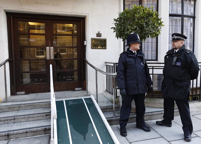 Policías a las puertas del hospital King Edward VII. Muere enfermera tras broma