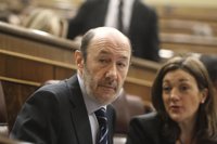 Rubalcaba: Convertir la salud en derecho fundamental impediría excluir de la sanidad a los inmigrantes, como hizo Rajoy