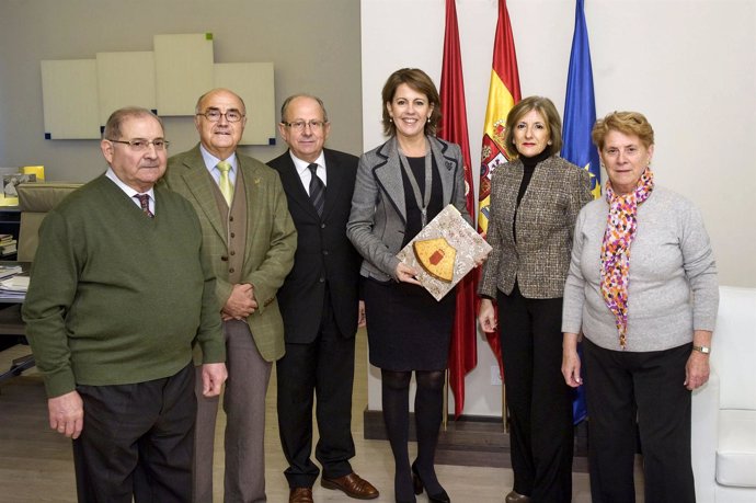 Yolanda Barcina con representantes de la Casa de Navarra en Zaragoza.
