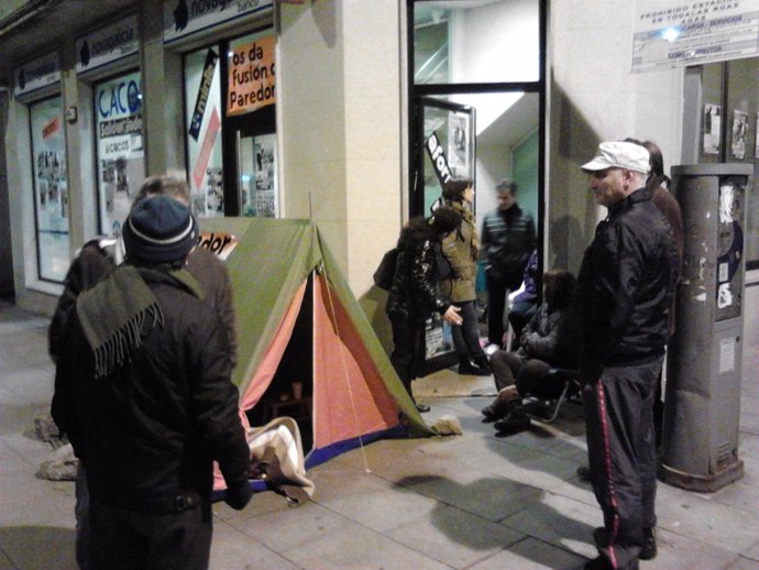 Acampada de afectados por preferentes frente a una sucursal de NCG en Cangas