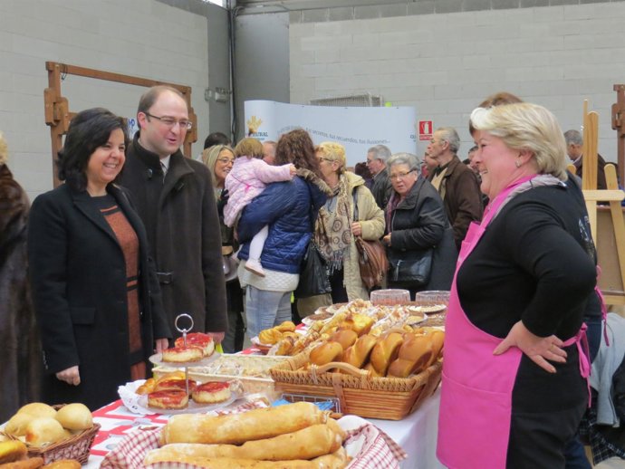 La consejera, con el alcalde de Pravia, Antonio de Luis, visitando Mercapravia.