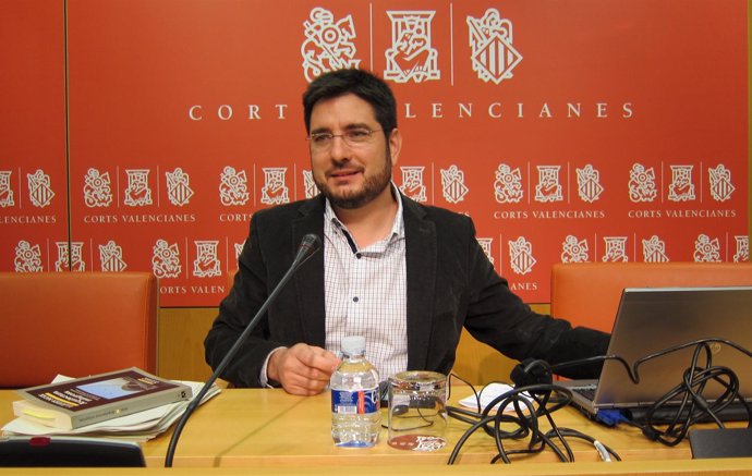 Ignacio Blanco En Una Rueda De Prensa En Las Corts