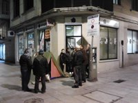 Continúa el encierro de varios titulares de preferentes de Novagalicia en cajeros de Gondomar y Cangas (Pontevedra)