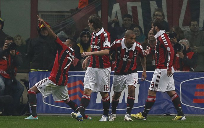Robinho celebra un gol del Milan