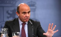 De Guindos dice que el Gobierno intentará que Iberia mantenga "su labor estratégica" para España
