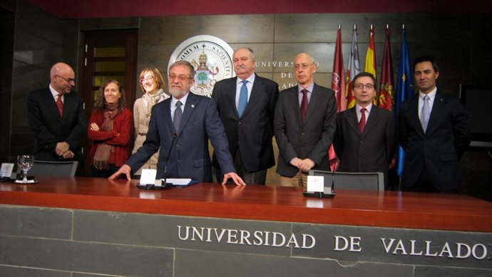 Sacristán, arropado por parte de su equipo, antes de leer el manifiesto