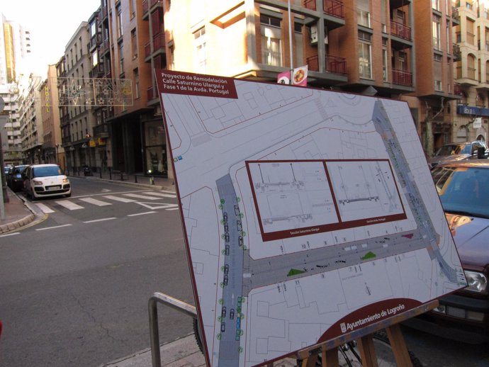 Imagen de Saturnino Ulargui con un boceto del proyecto de peatonalización