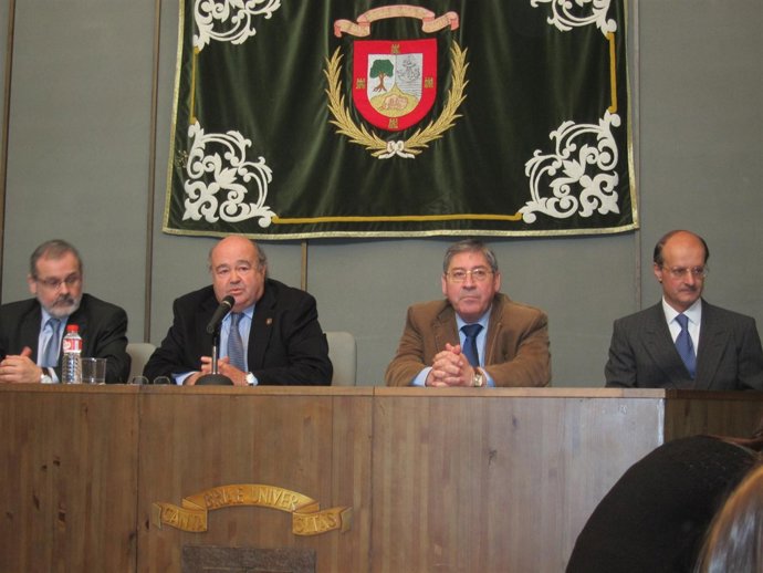 El rector durante la lectura del manifiesto