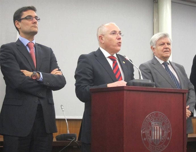 El rector de la UPV, Juan Julià,  lee el manifiesto contra los recortes 