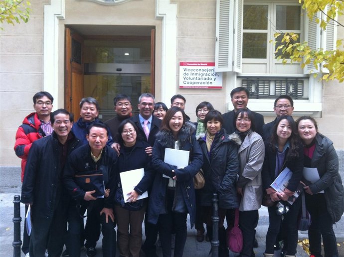 El viceconsejero, con la Delegación coreana