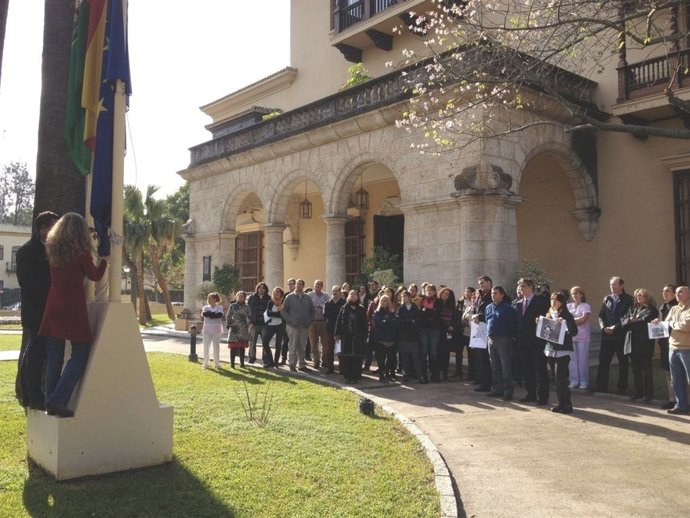 Imagen de las banderas ondeando a media asta