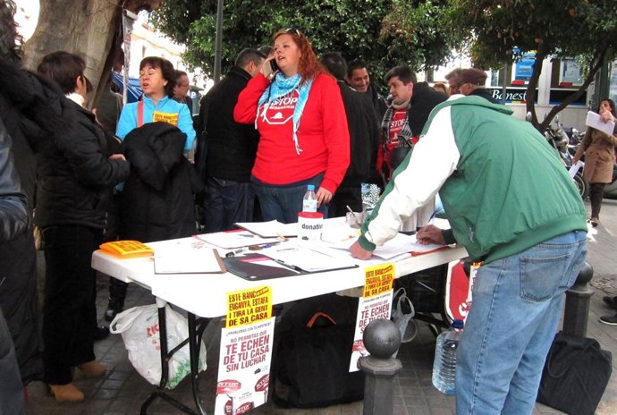 Puesto informativo 24horas de la PAH en Valencia