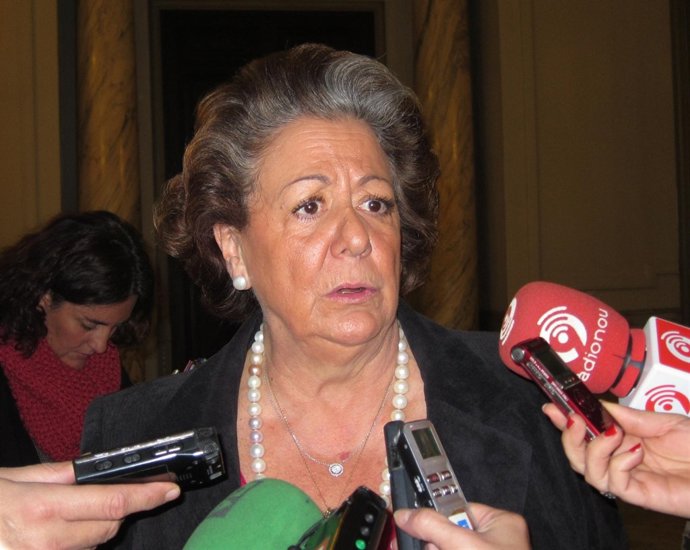 Barberá atendiendo a los periodistas (imagen de archivo)