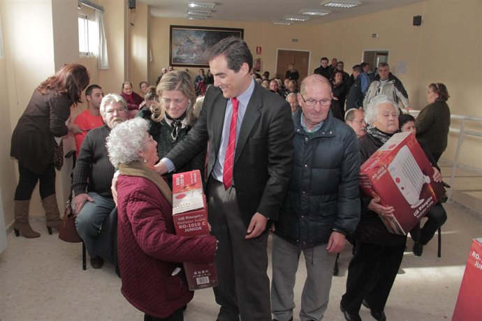 El alcalde (centro), durante la entrega de radiadores